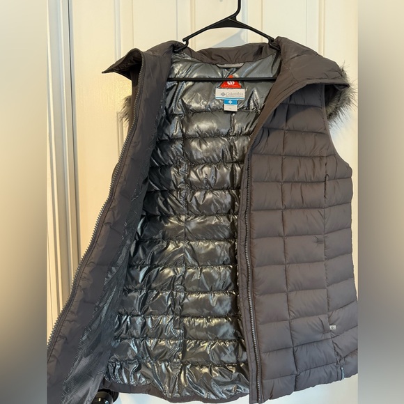 Columbia Quilted Vest with Faux Fur Trim - Picture 8 of 8
